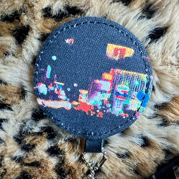 🎰 Las Vegas-Themed Cosmetic Bag with Mini Mirror & Brush Set - Picture 5 of 7